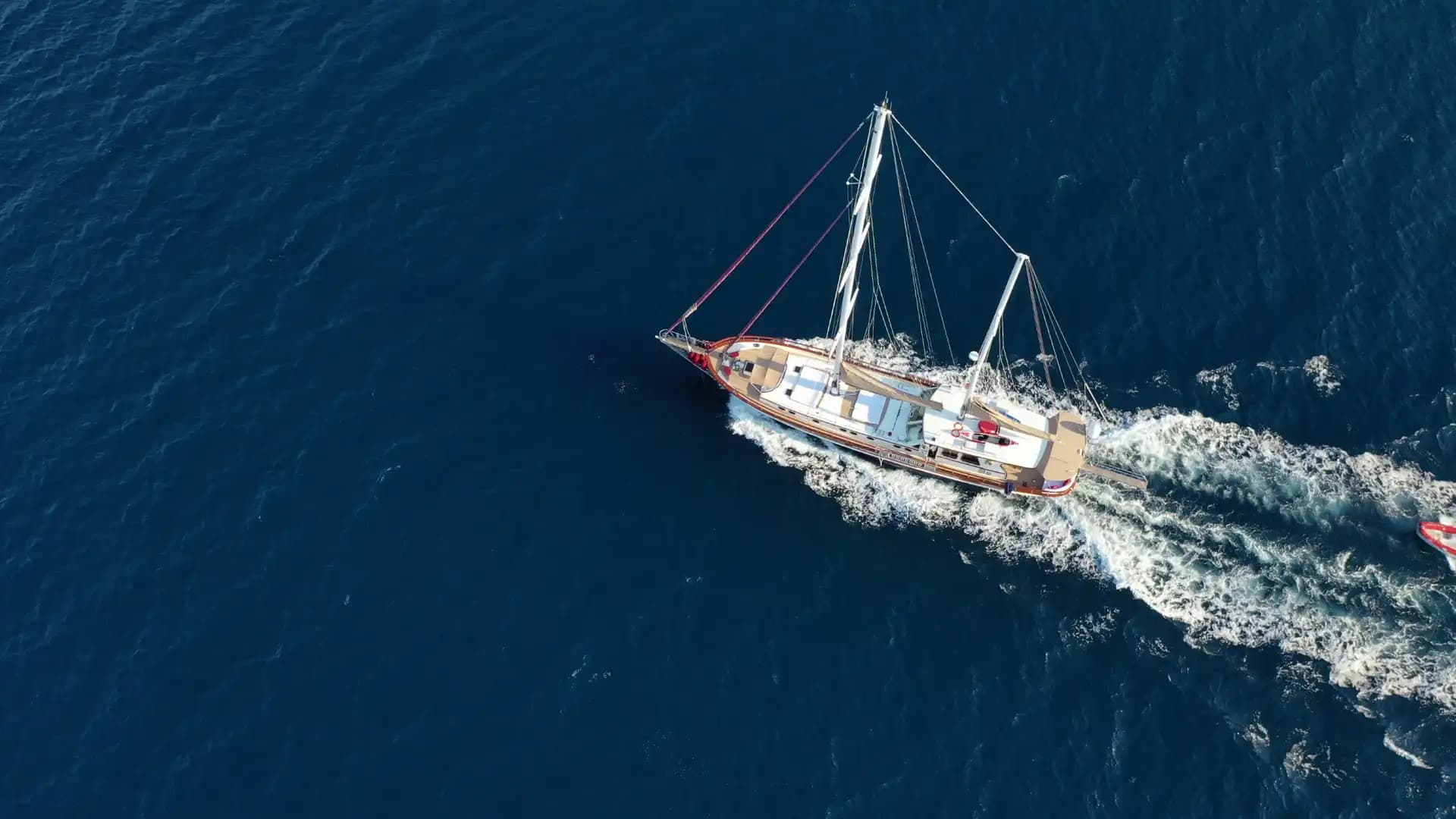 Bodrum’da 27 Metrelik Lüks Gulet ile Eşsiz Deniz Tatili Deneyimi 12