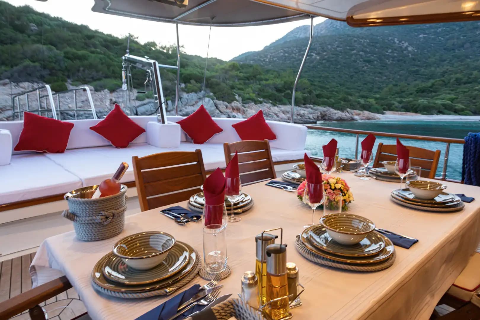 Bodrum’da 27 Metrelik Lüks Gulet ile Eşsiz Deniz Tatili Deneyimi 15