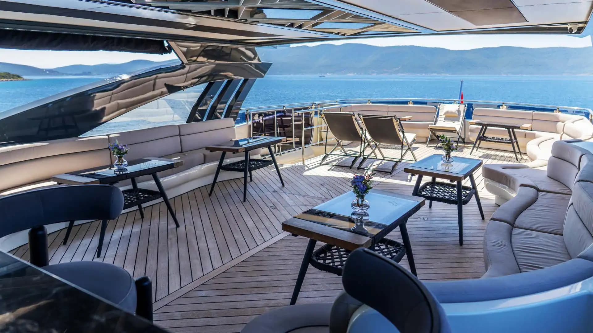 Bodrum'da 80 Kişilik Görkemli 35 Metre Lüks Günlük Tur Motoryatı 15