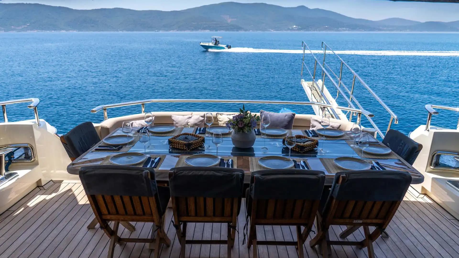 Bodrum'da 80 Kişilik Görkemli 35 Metre Lüks Günlük Tur Motoryatı 21