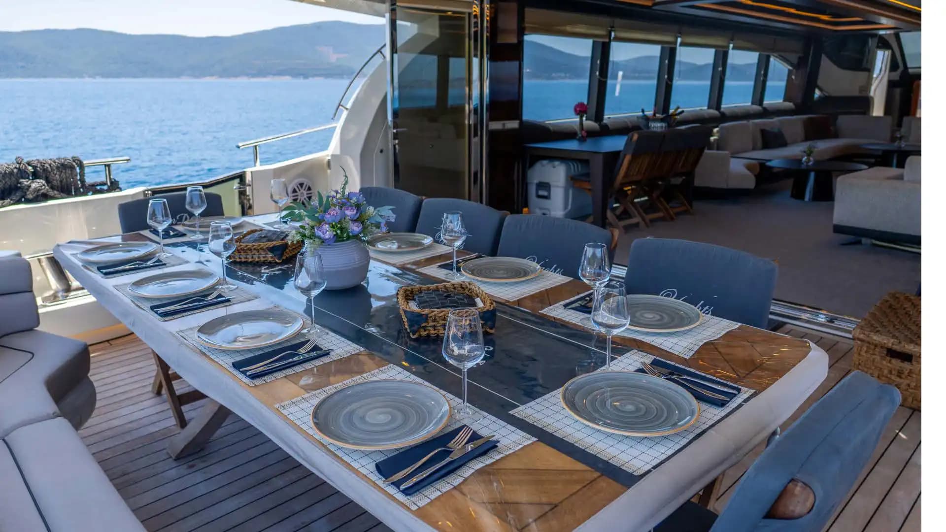 Bodrum'da 80 Kişilik Görkemli 35 Metre Lüks Günlük Tur Motoryatı 22