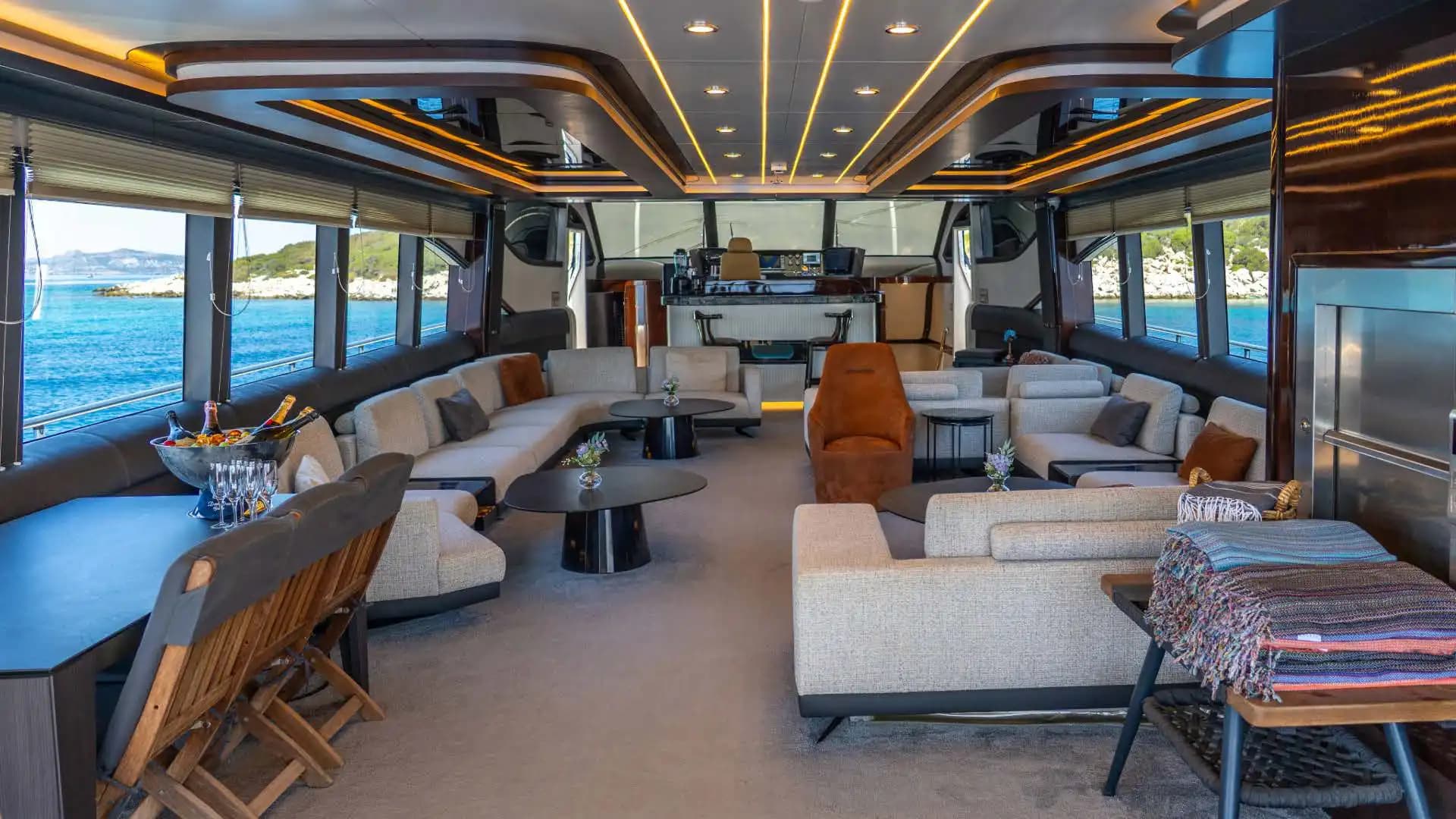 Bodrum'da 80 Kişilik Görkemli 35 Metre Lüks Günlük Tur Motoryatı 24