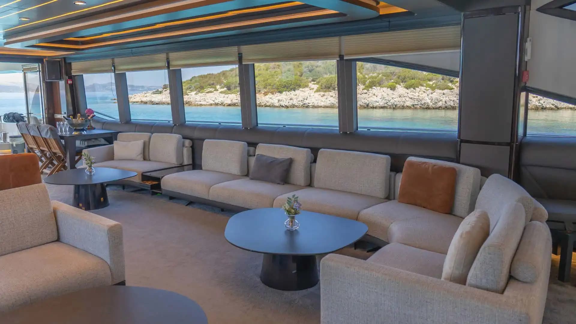 Bodrum'da 80 Kişilik Görkemli 35 Metre Lüks Günlük Tur Motoryatı 8