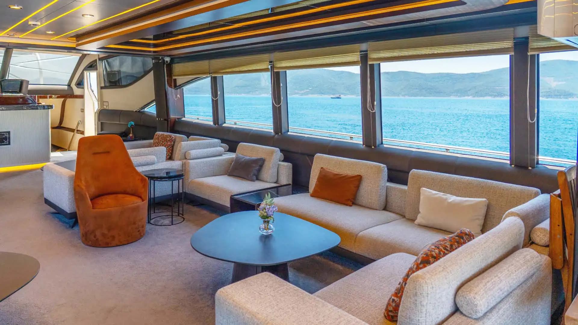 Bodrum'da 80 Kişilik Görkemli 35 Metre Lüks Günlük Tur Motoryatı 9