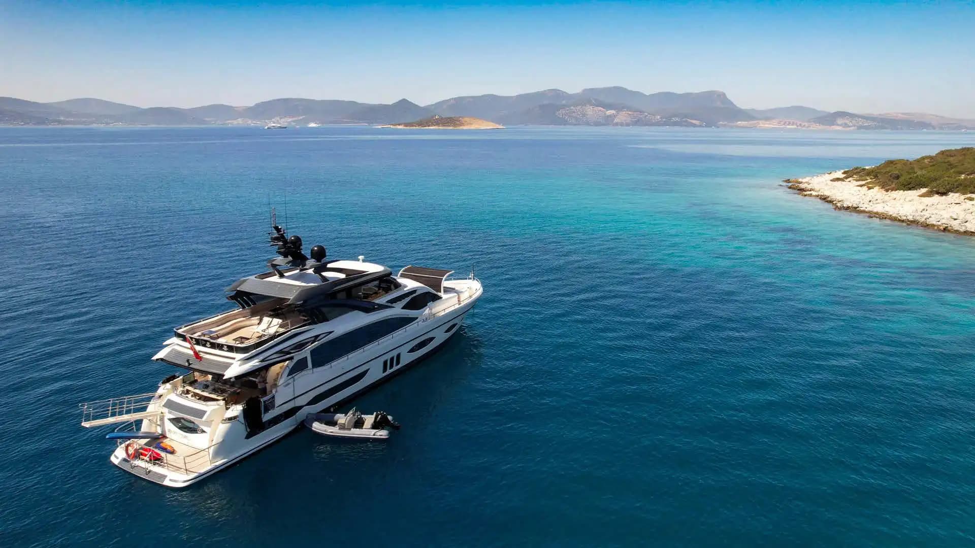 Bodrum'da 80 Kişilik Görkemli 35 Metre Lüks Günlük Tur Motoryatı 12