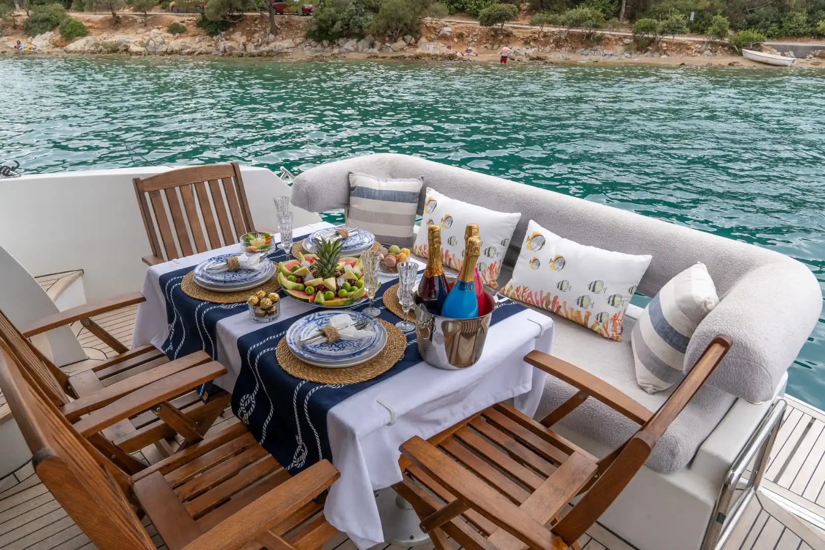 Bodrum'un Eşsiz Denizinde 18 Metre 3 Kabinli Günübirlik veya Konaklamalı Motoryat 9