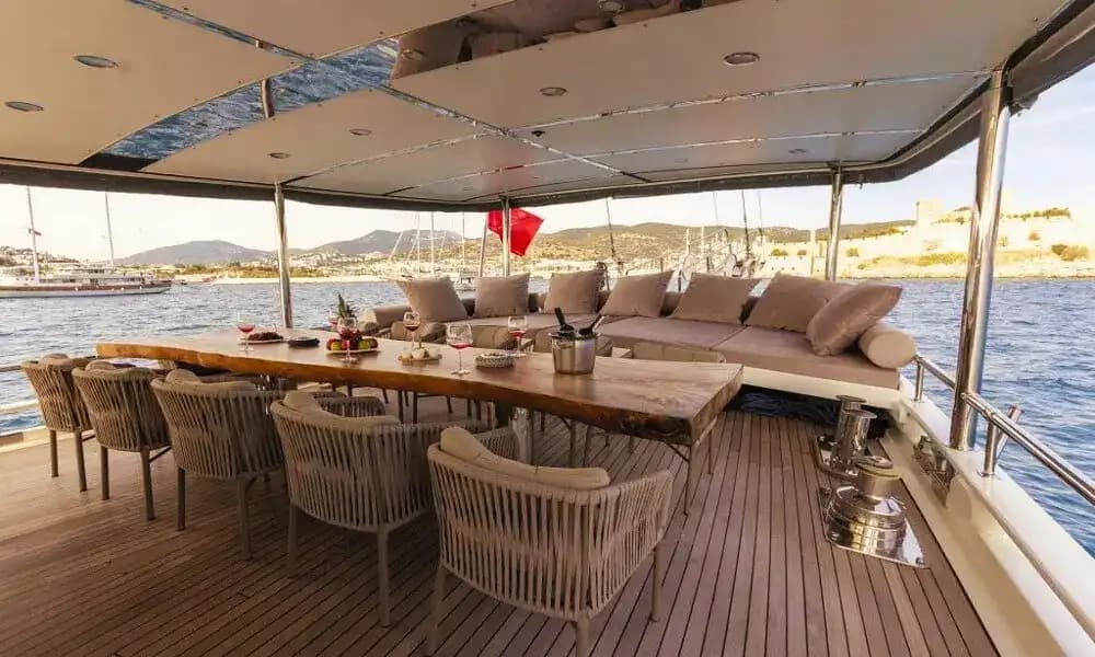 Bodrum Çıkışlı 27 Metrelik Gulet, 6 Kabiniyle 12 Kişilik Lüks Bir Deneyim Sunuyor