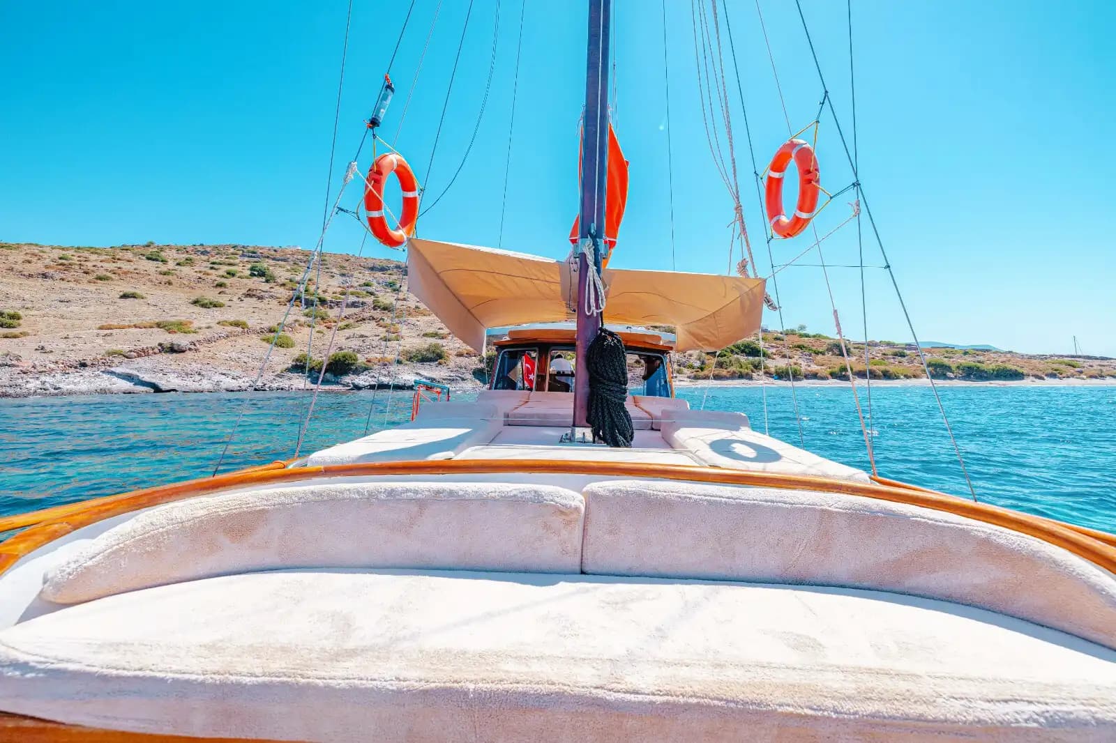 Bodrum’un Sakin Sularında Huzurlu ve Unutulmaz Mavi Tur İçin Gulet 3