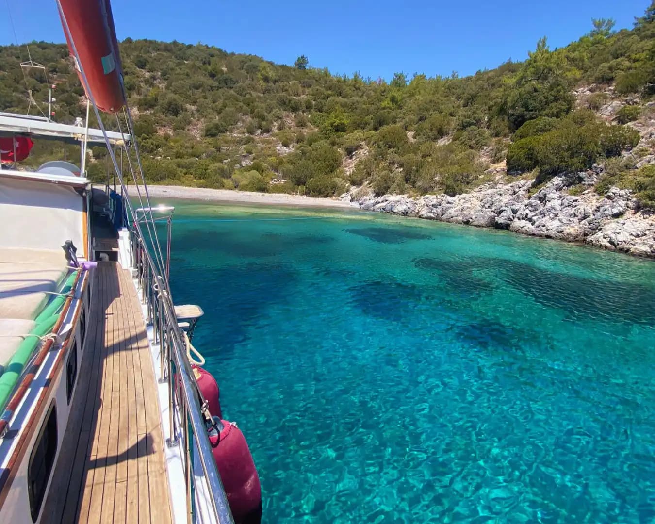 Bodrum’da 17 Metrelik 3 Kabinli  Konforlu Gulet ile Lüks Mavi Yolculuk Deneyimi 8