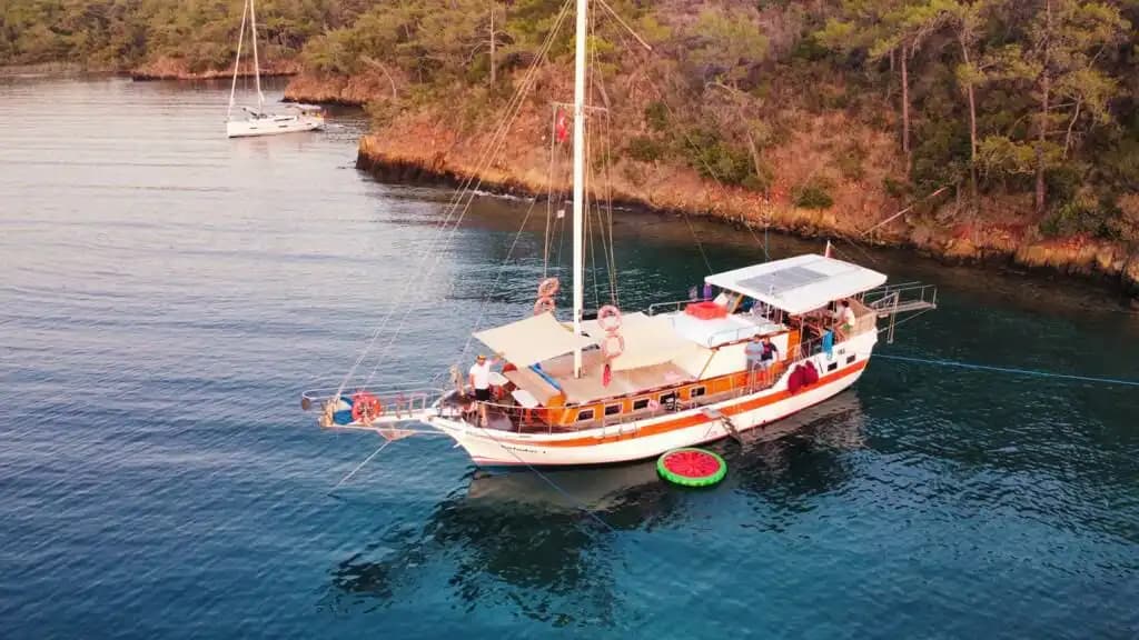 Bodrum’da 17 Metrelik 3 Kabinli  Konforlu Gulet ile Lüks Mavi Yolculuk Deneyimi