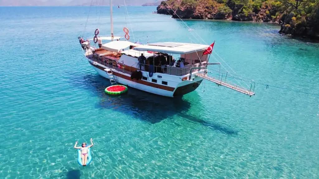 Bodrum’da 17 Metrelik 3 Kabinli  Konforlu Gulet ile Lüks Mavi Yolculuk Deneyimi 6