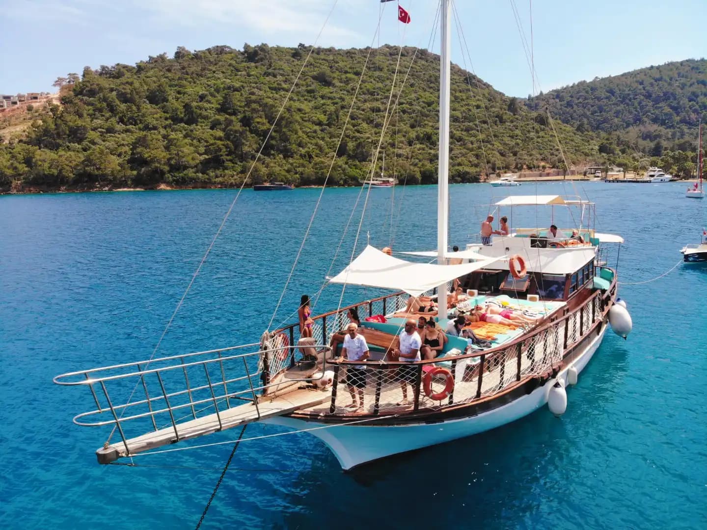 Bodrum’da 14 Metrelik 8 Kişilik Tekne ile Günübirlik Lüks Deniz Keyfi 2
