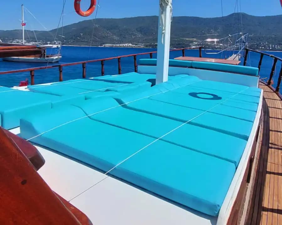 Bodrum’da 14 Metrelik 8 Kişilik Tekne ile Günübirlik Lüks Deniz Keyfi 3