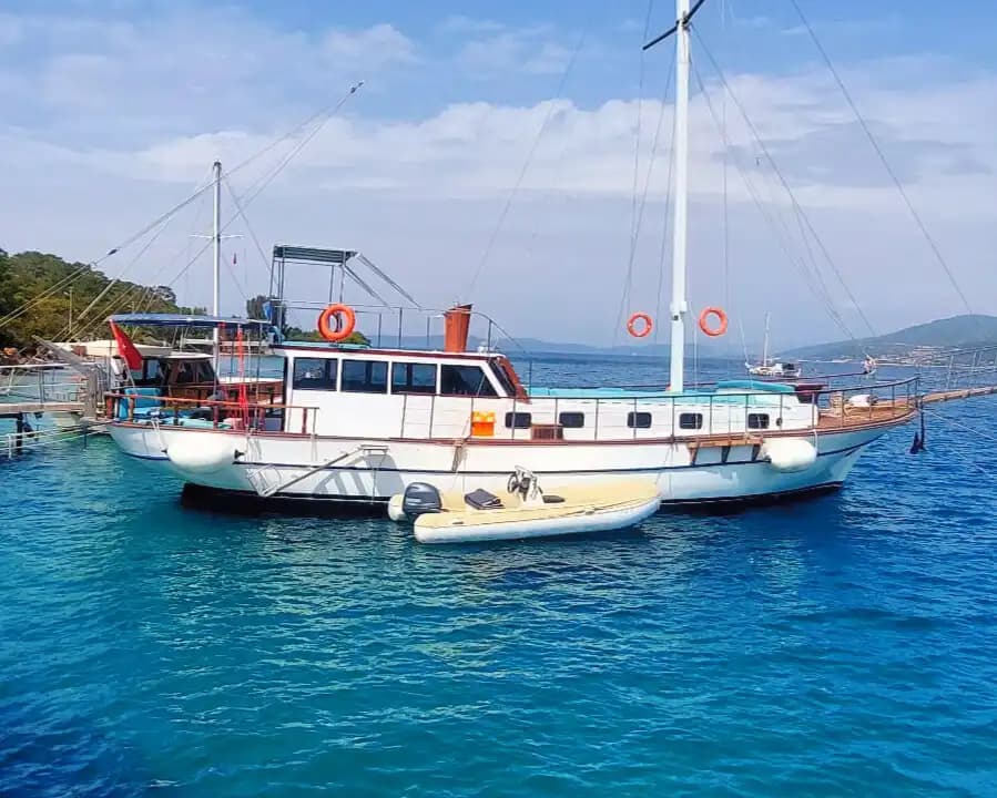 Bodrum’da 14 Metrelik 8 Kişilik Tekne ile Günübirlik Lüks Deniz Keyfi