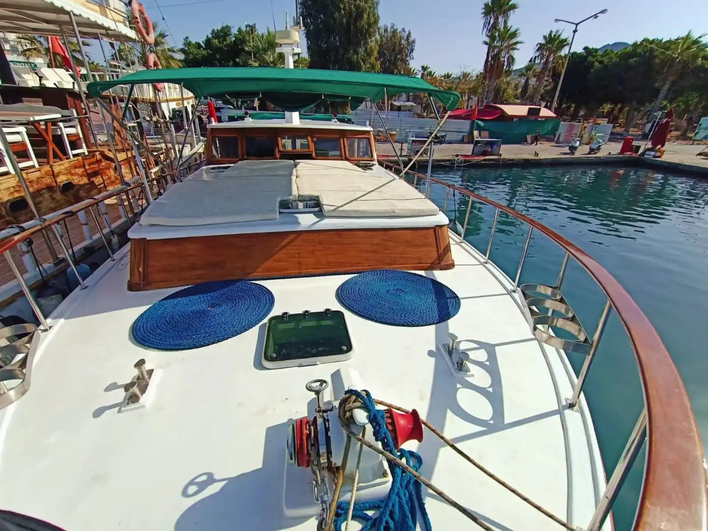 Bodrum’un göz alıcı koylarını keşfetmek için tasarlanmış 18 metrelik özel yapım tekne 6