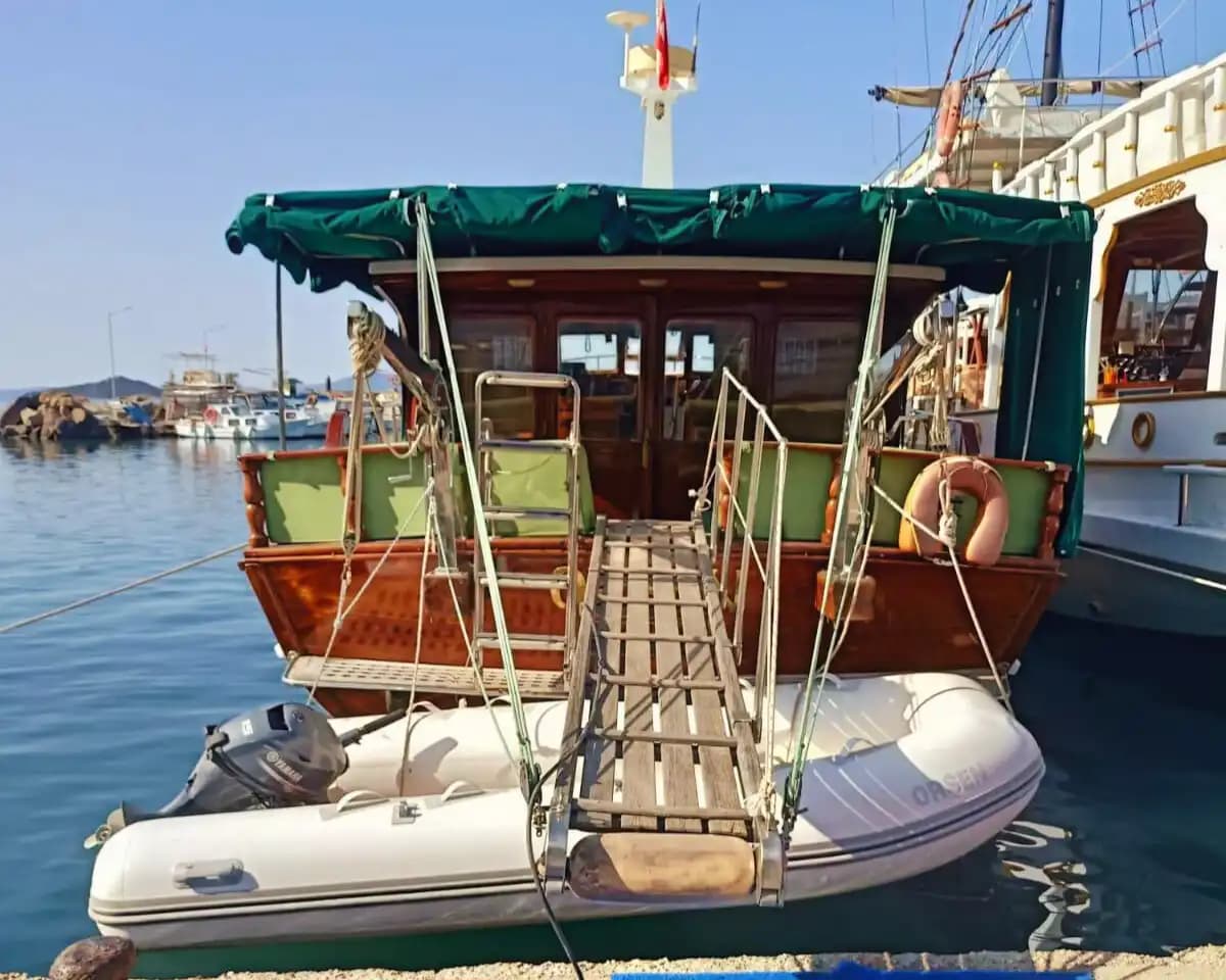 Bodrum’un göz alıcı koylarını keşfetmek için tasarlanmış 18 metrelik özel yapım tekne 4