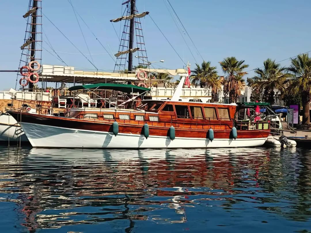 Bodrum’un göz alıcı koylarını keşfetmek için tasarlanmış 18 metrelik özel yapım tekne