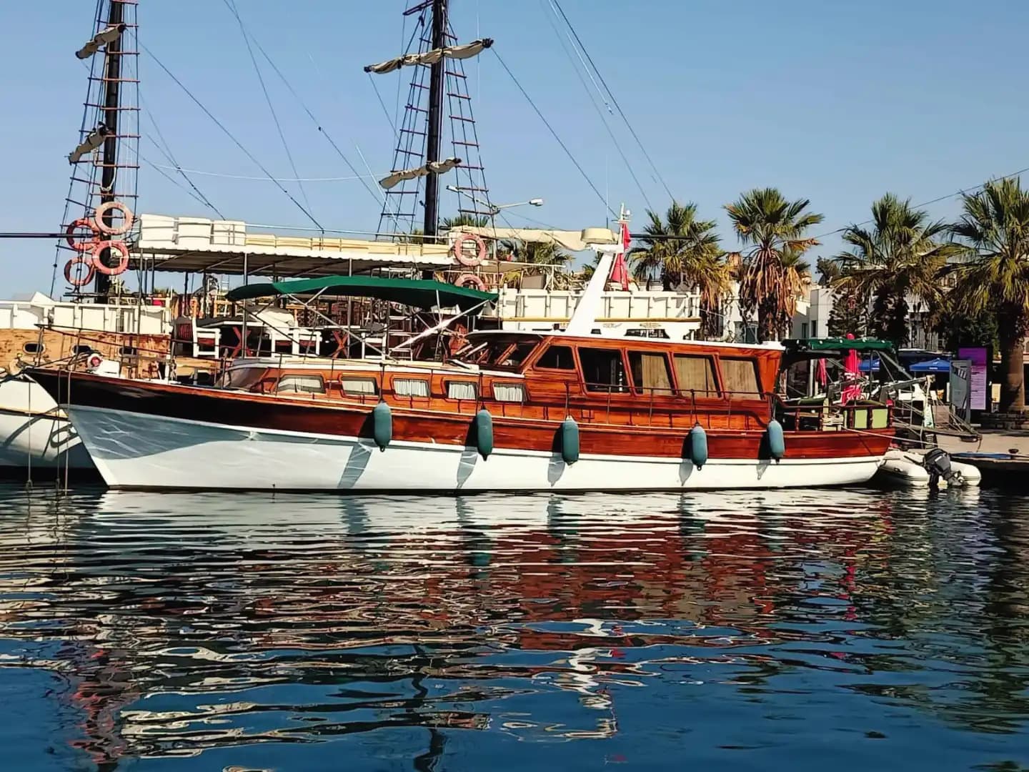 Bodrum’un göz alıcı koylarını keşfetmek için tasarlanmış 18 metrelik özel yapım tekne - Teknede Parti