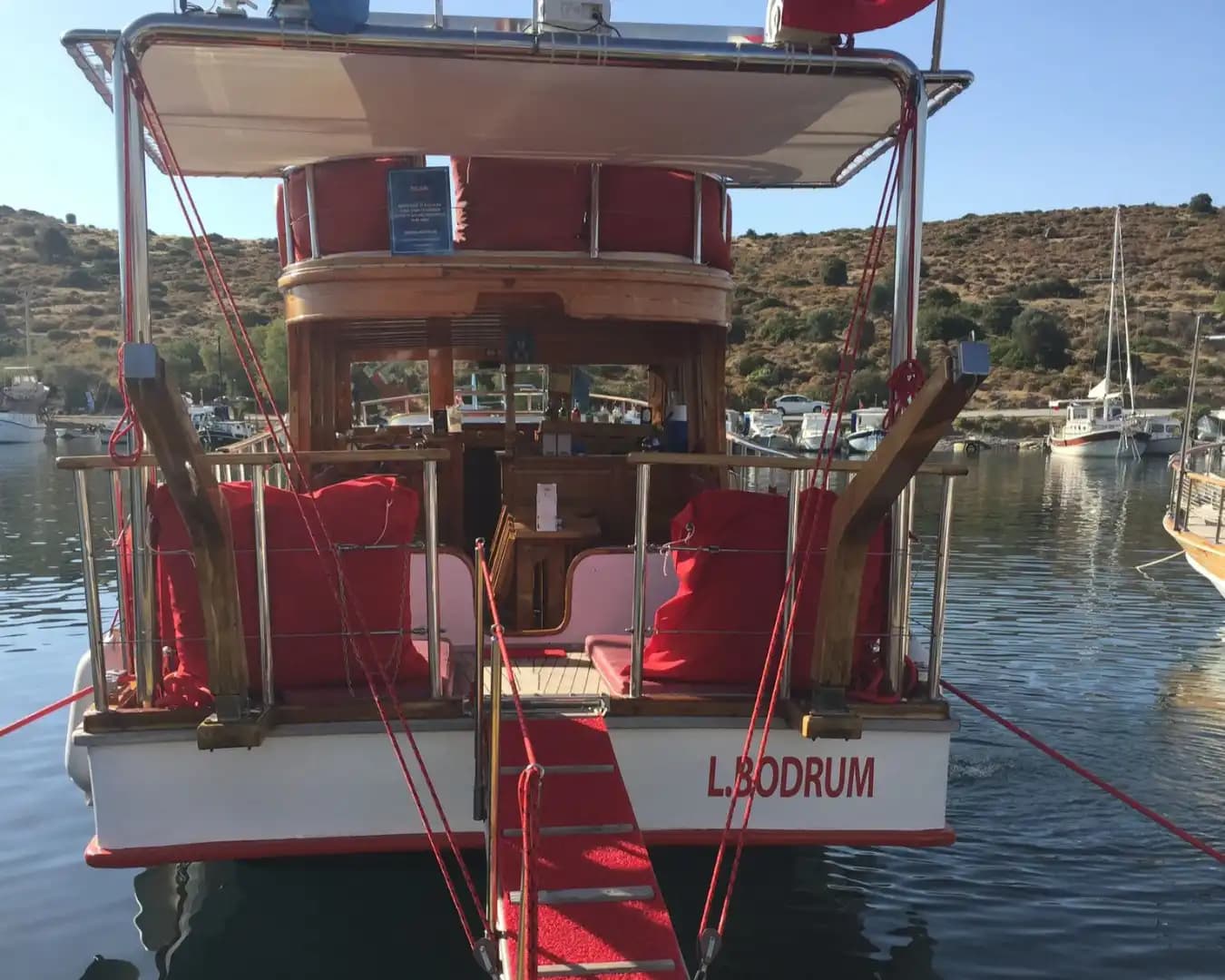 Bodrum’da 17 Metrelik 32 Kişilik Kapasiteye Sahip  Özel Günübirlik Tekne 10