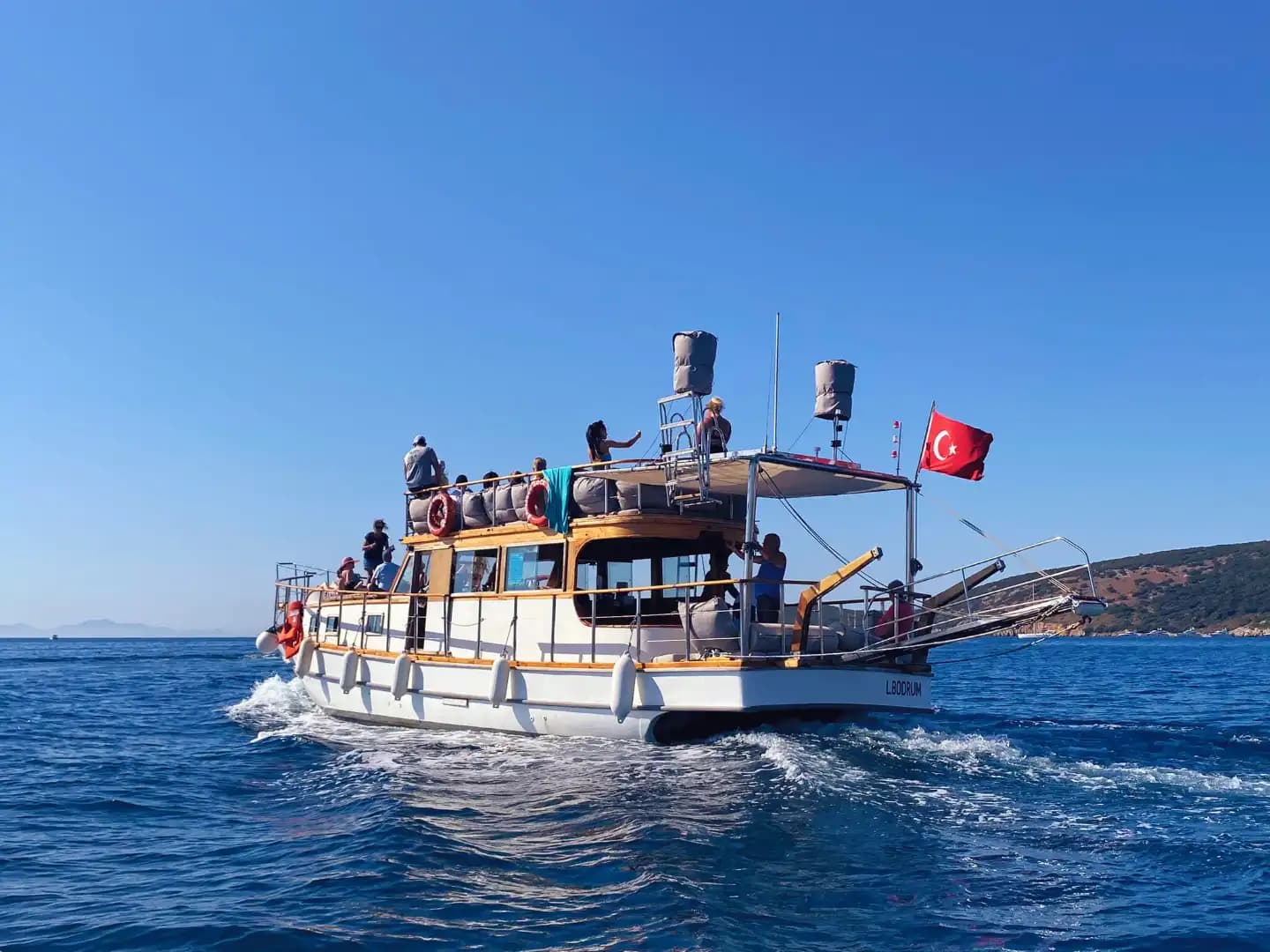 Bodrum’da 17 Metrelik 32 Kişilik Kapasiteye Sahip  Özel Günübirlik Tekne - Teknede Parti