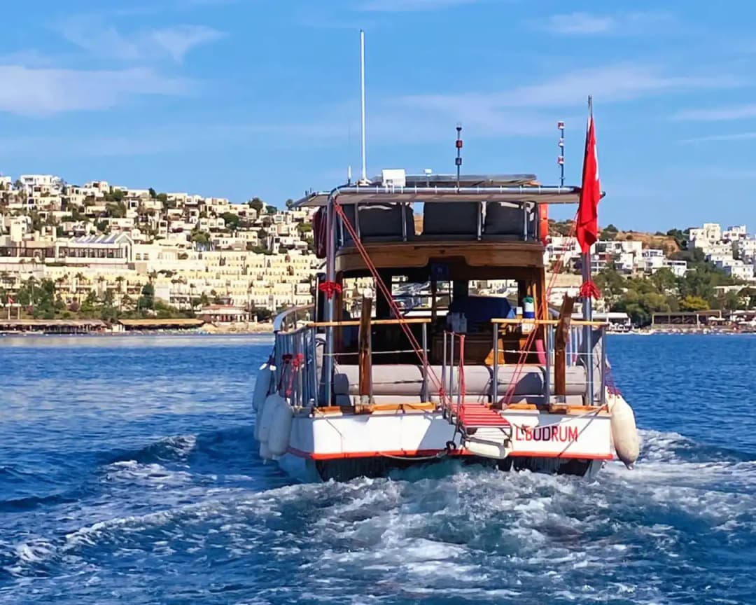 Bodrum’da 17 Metrelik 32 Kişilik Kapasiteye Sahip  Özel Günübirlik Tekne