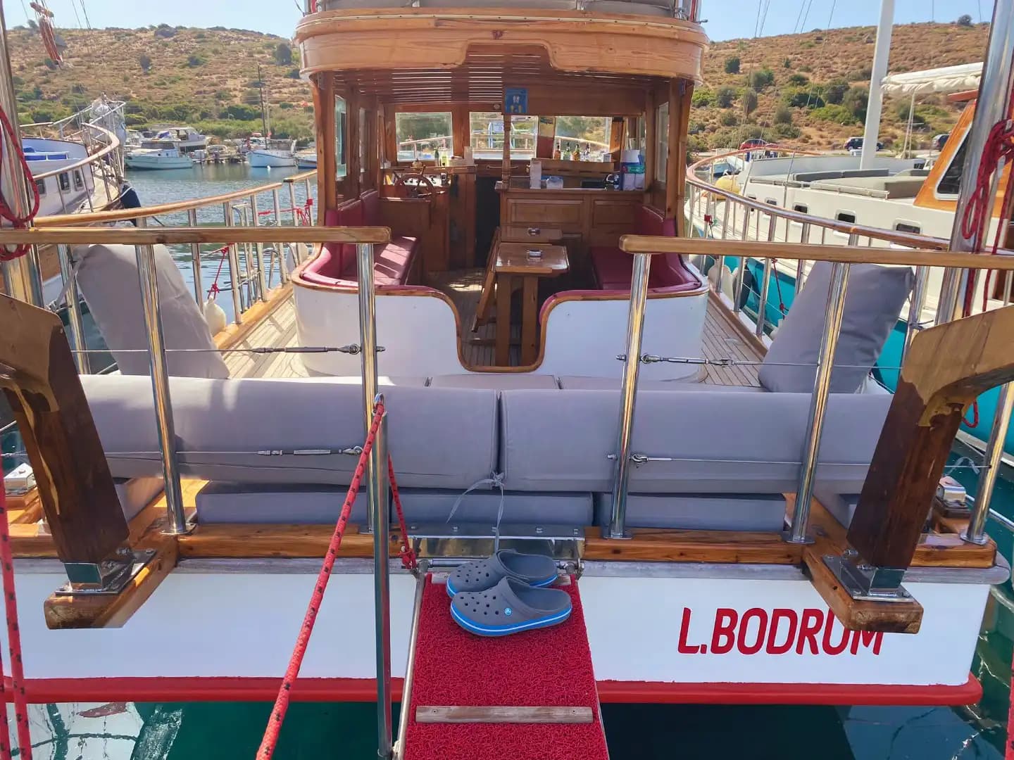Bodrum’da 17 Metrelik 32 Kişilik Kapasiteye Sahip  Özel Günübirlik Tekne 9