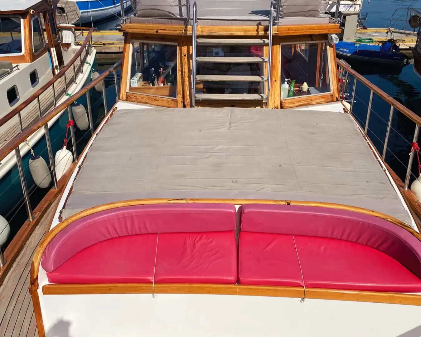 Bodrum’da 17 Metrelik 32 Kişilik Kapasiteye Sahip  Özel Günübirlik Tekne 8