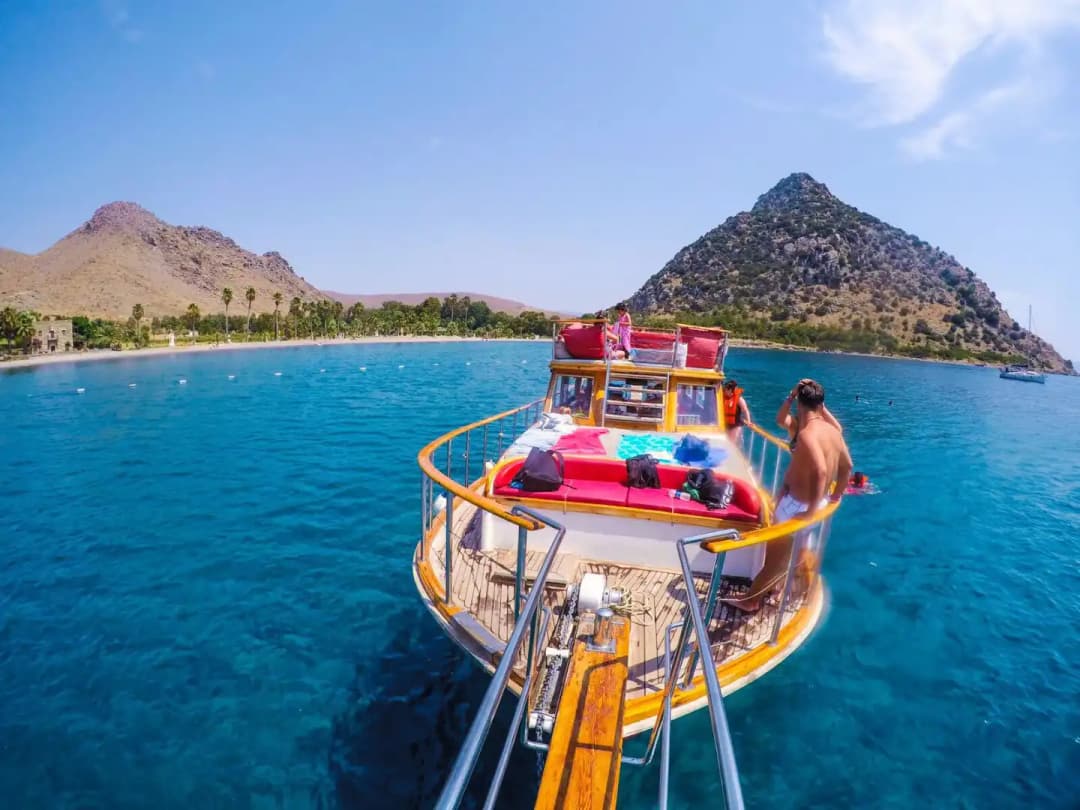 Bodrum’da 17 Metrelik 32 Kişilik Kapasiteye Sahip  Özel Günübirlik Tekne