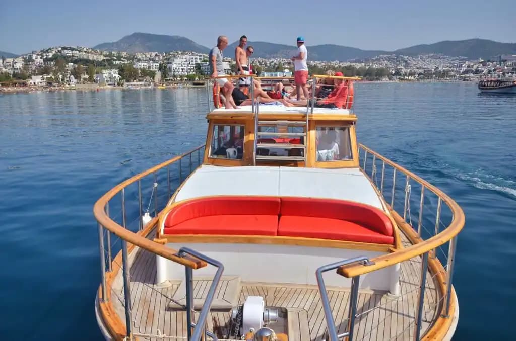 Bodrum’da 17 Metrelik 32 Kişilik Kapasiteye Sahip  Özel Günübirlik Tekne 7