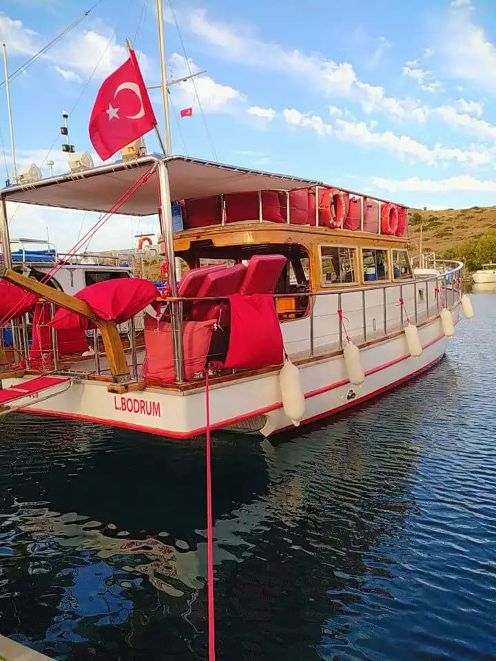 Bodrum’da 17 Metrelik 32 Kişilik Kapasiteye Sahip  Özel Günübirlik Tekne