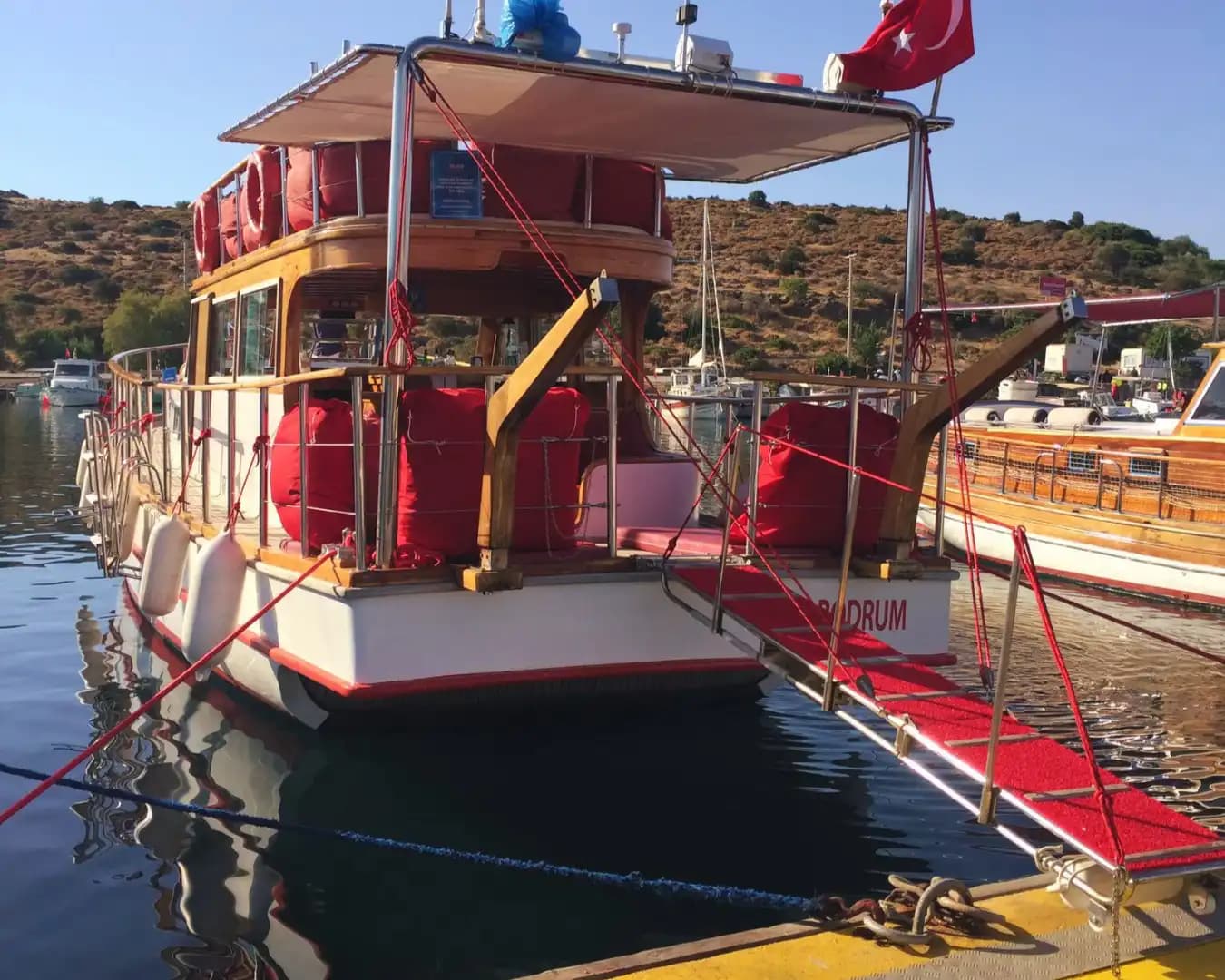 Bodrum’da 17 Metrelik 32 Kişilik Kapasiteye Sahip  Özel Günübirlik Tekne 6