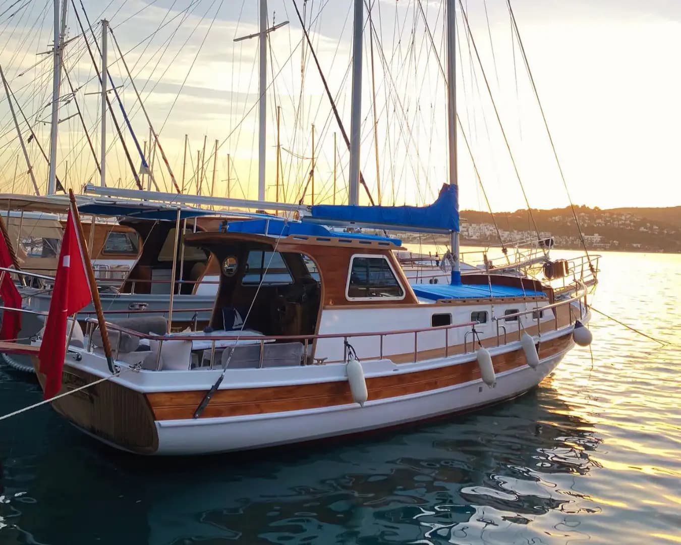 Bodrum’da Günübirlik Kiralık Özel Tekne ile Unutulmaz Deniz Keyfi - Teknede Parti