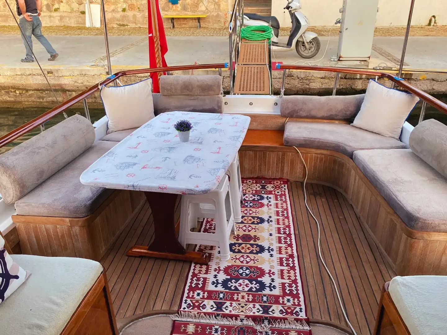 Bodrum’da Günübirlik Kiralık Özel Tekne ile Unutulmaz Deniz Keyfi 9