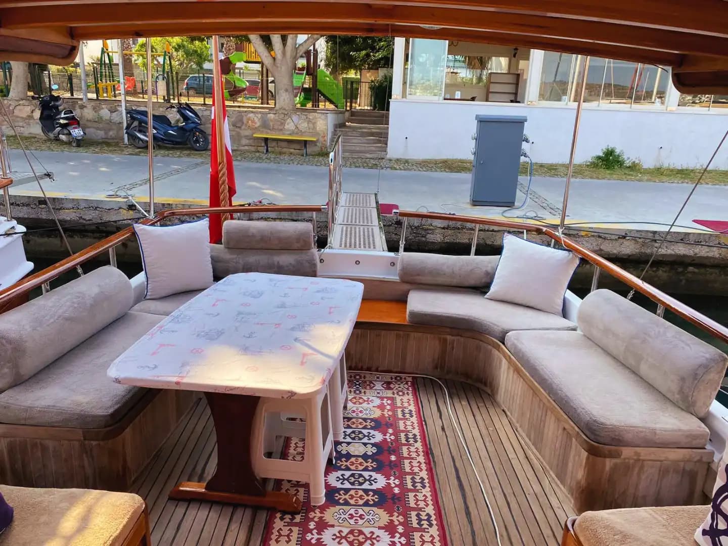 Bodrum’da Günübirlik Kiralık Özel Tekne ile Unutulmaz Deniz Keyfi 4