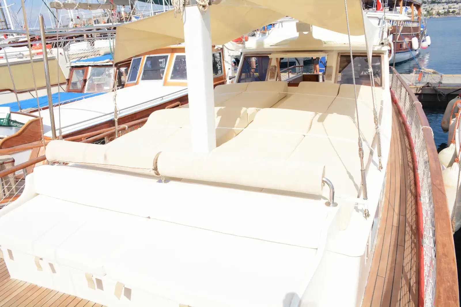 Bodrum’da Özel Yapım Tekne ile Eşsiz Mavi Yolculuk Deneyimi 8 Kişiye Kadar 13