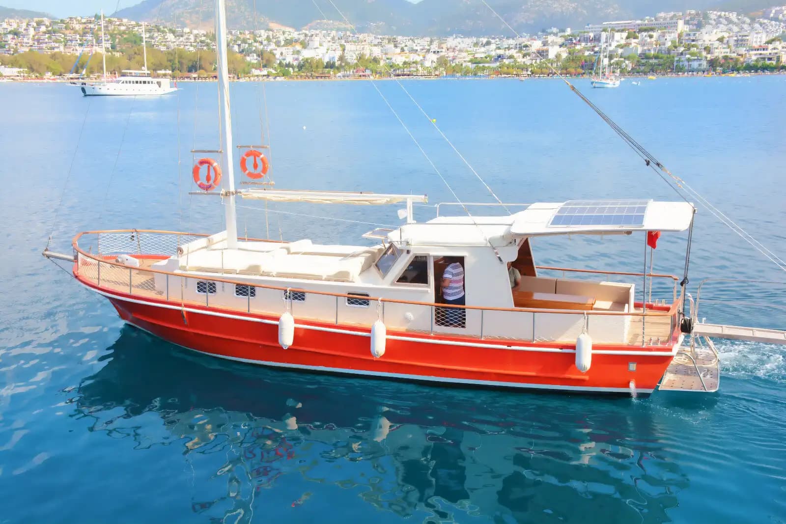 Bodrum’da Özel Yapım Tekne ile Eşsiz Mavi Yolculuk Deneyimi 8 Kişiye Kadar 2