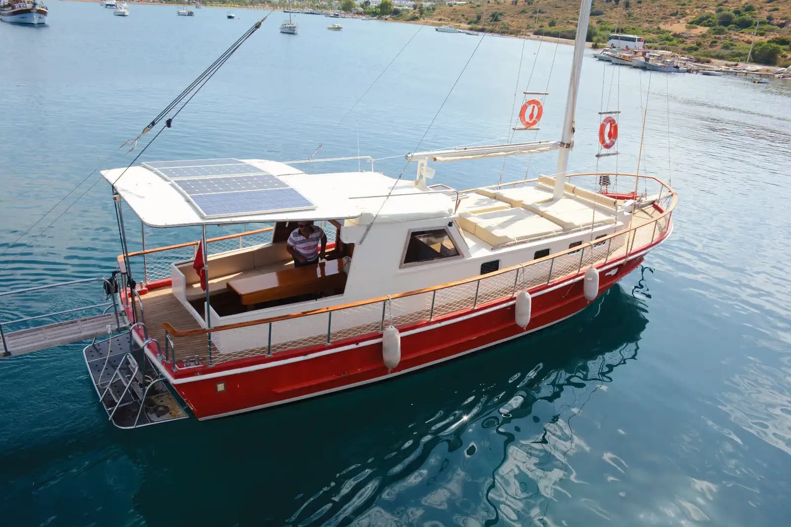 Bodrum’da Özel Yapım Tekne ile Eşsiz Mavi Yolculuk Deneyimi 8 Kişiye Kadar 7