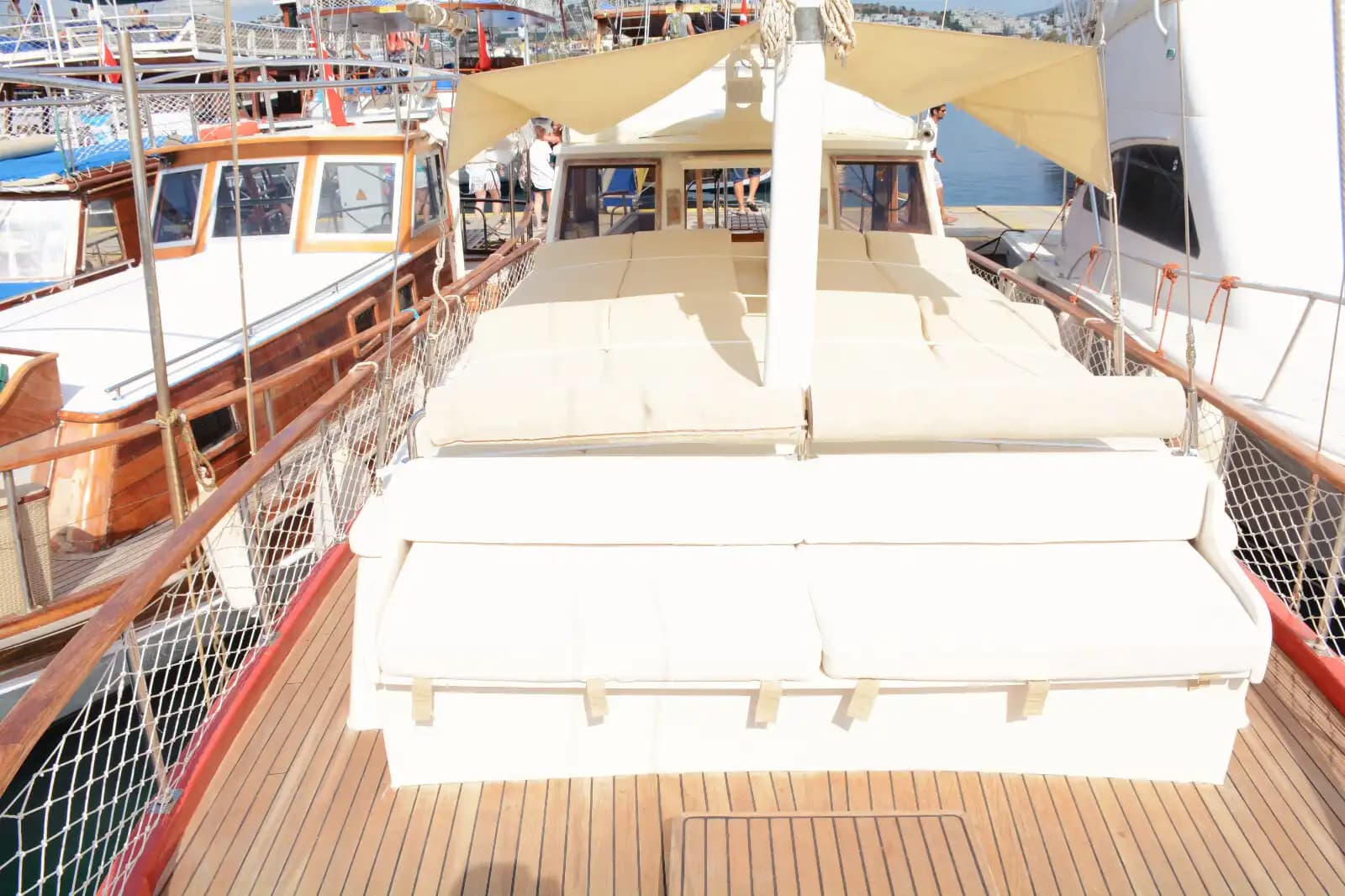 Bodrum’da Özel Yapım Tekne ile Eşsiz Mavi Yolculuk Deneyimi 8 Kişiye Kadar 14