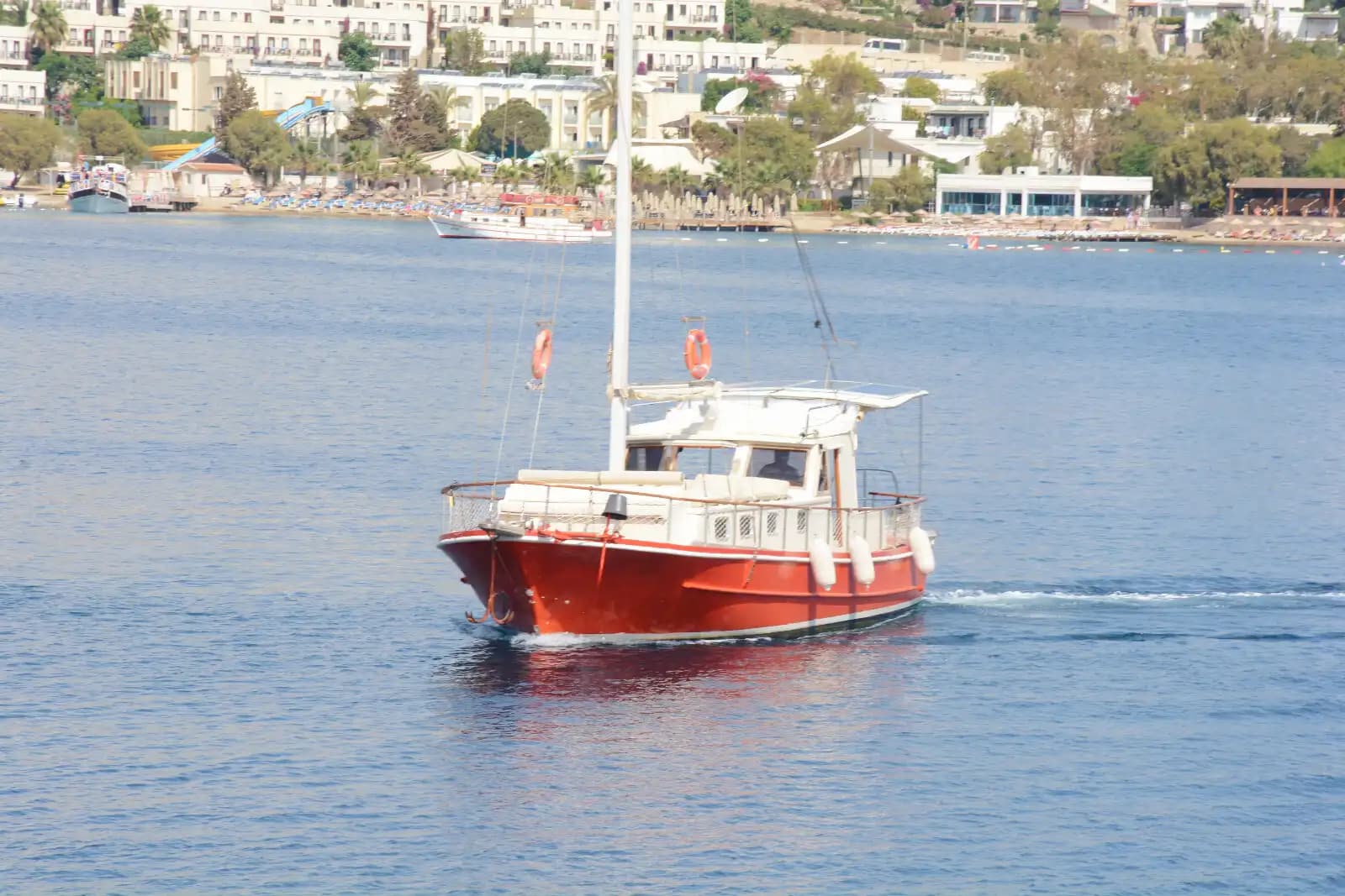 Bodrum’da Özel Yapım Tekne ile Eşsiz Mavi Yolculuk Deneyimi 8 Kişiye Kadar 9