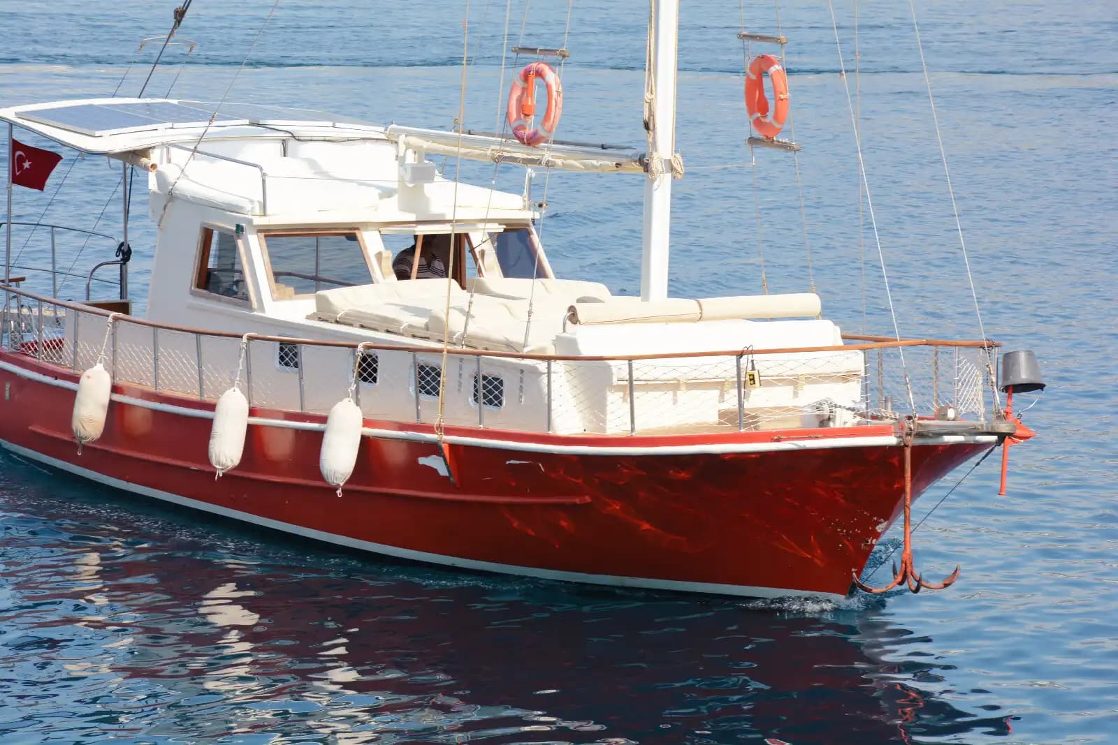 Bodrum’da Özel Yapım Tekne ile Eşsiz Mavi Yolculuk Deneyimi 8 Kişiye Kadar 6