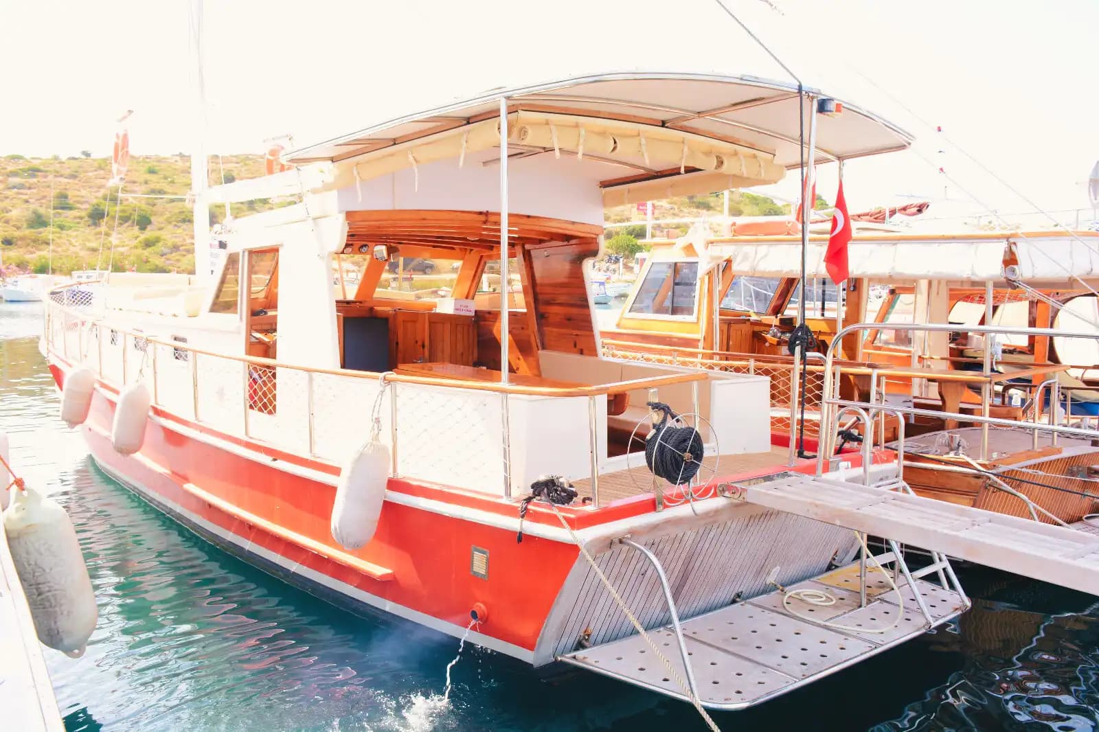 Bodrum’da Özel Yapım Tekne ile Eşsiz Mavi Yolculuk Deneyimi 8 Kişiye Kadar 11