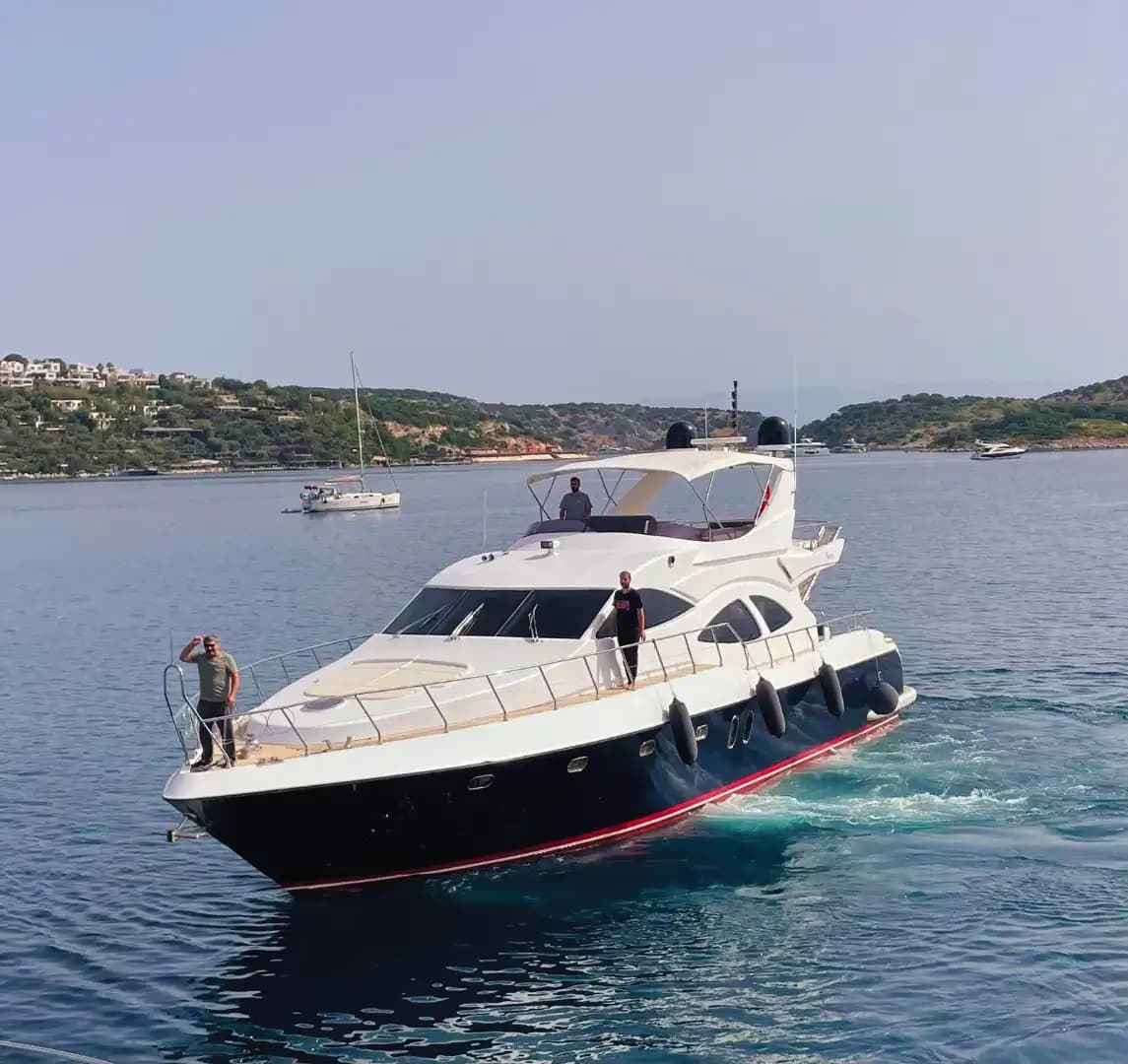 Bebek'te Azimut Motoryat ile Türk Rivieara'sını Konaklamalı veya Günübirlik Keşfedin - Teknede Parti