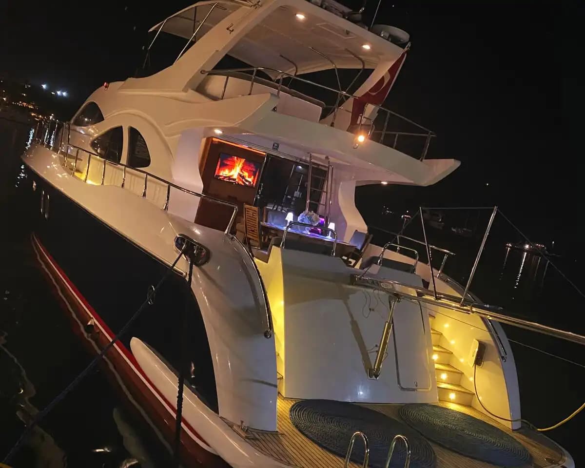 Bebek'te Azimut Motoryat ile Türk Rivieara'sını Konaklamalı veya Günübirlik Keşfedin 2