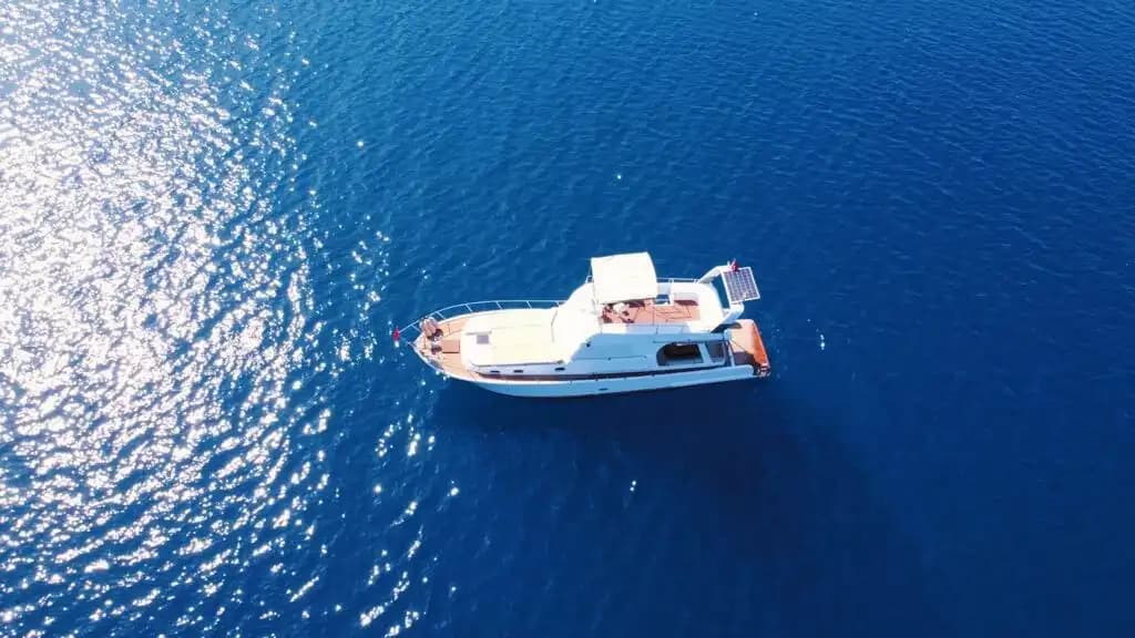 Bodrum'un Büyüleyici Koylarında ile Günübirlik veya Saatlik Lüks Deneyim Sunan Kiralık Tekne 2