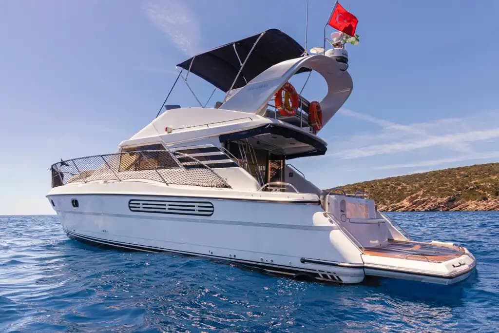 Bodrum’da 14 Metrelik Motoryat ile Günübirlik veya Saatlik Lüks Turlar 7