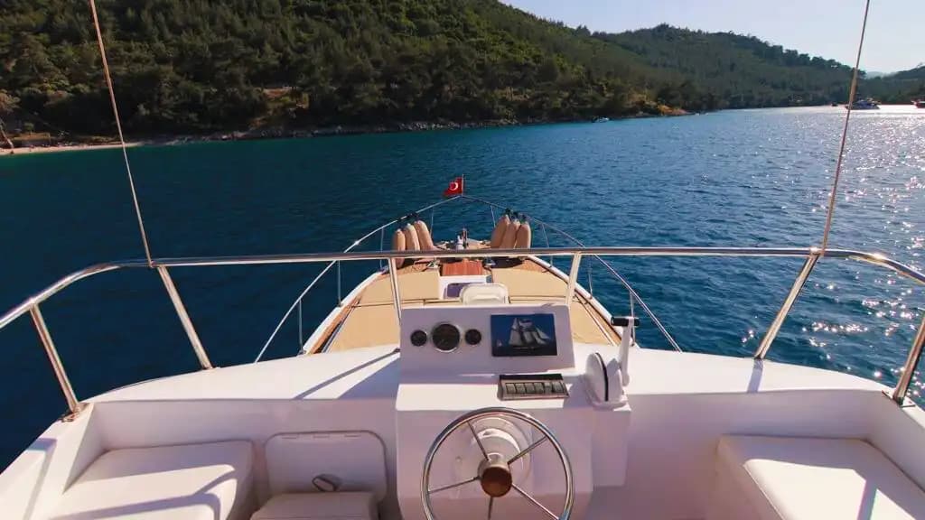 Bodrum'un Büyüleyici Koylarında ile Günübirlik veya Saatlik Lüks Deneyim Sunan Kiralık Tekne 7