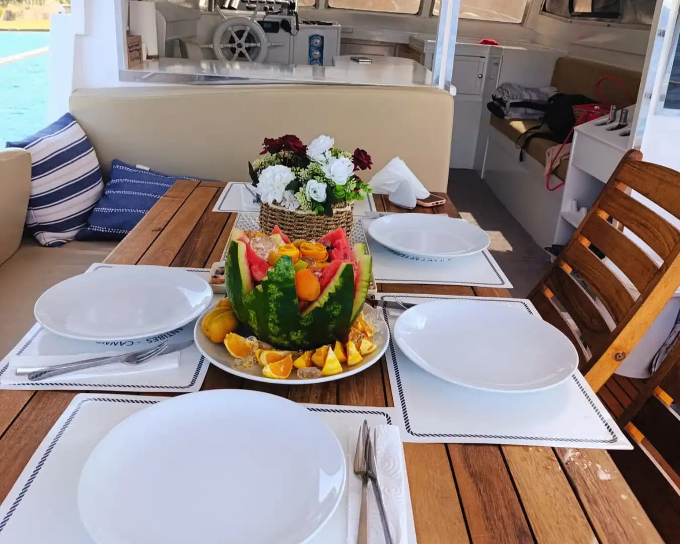 Bodrum'un Büyüleyici Koylarında ile Günübirlik veya Saatlik Lüks Deneyim Sunan Kiralık Tekne 15
