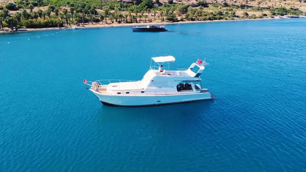 Bodrum'un Büyüleyici Koylarında ile Günübirlik veya Saatlik Lüks Deneyim Sunan Kiralık Tekne - Teknede Parti