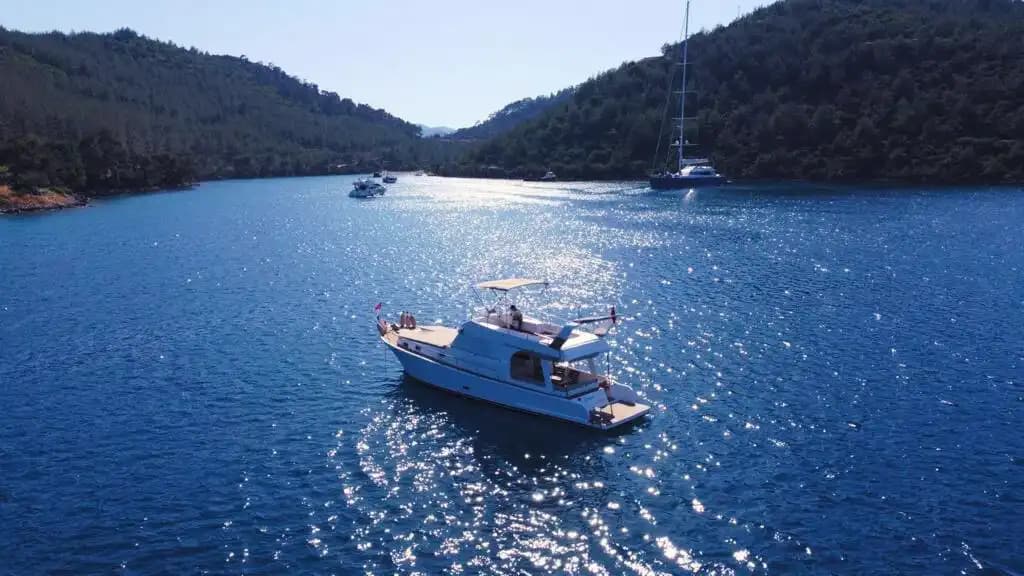 Bodrum'un Büyüleyici Koylarında ile Günübirlik veya Saatlik Lüks Deneyim Sunan Kiralık Tekne 5