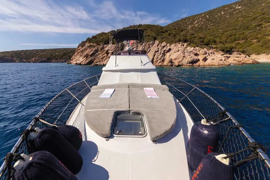 Bodrum’da 14 Metrelik Motoryat ile Günübirlik veya Saatlik Lüks Turlar 8